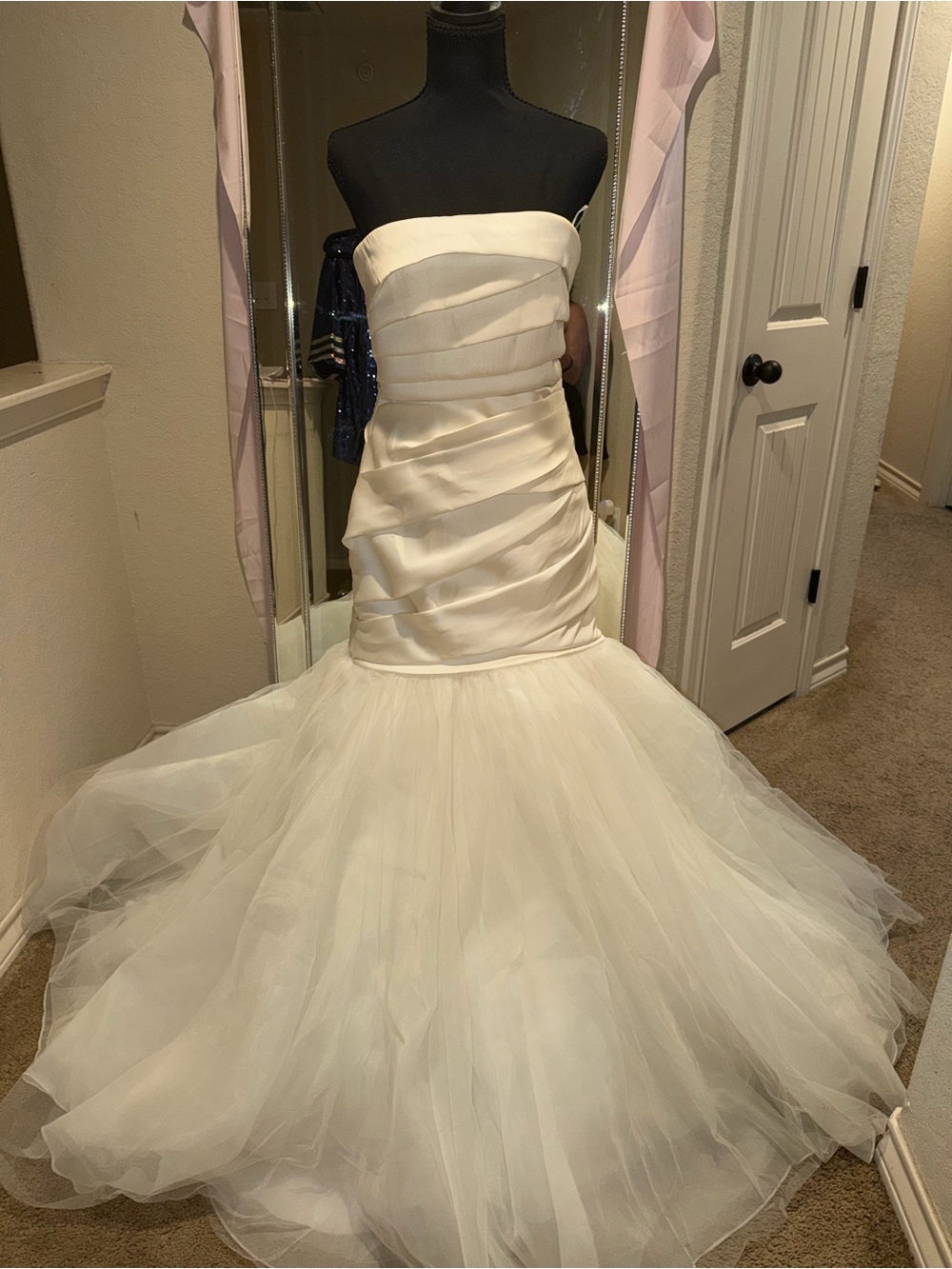 Vera Wang Black and Cream WHIT Label Close-Up